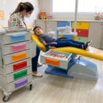 Carrinho auxiliar para odontopediatria: usos no atendimento infantil