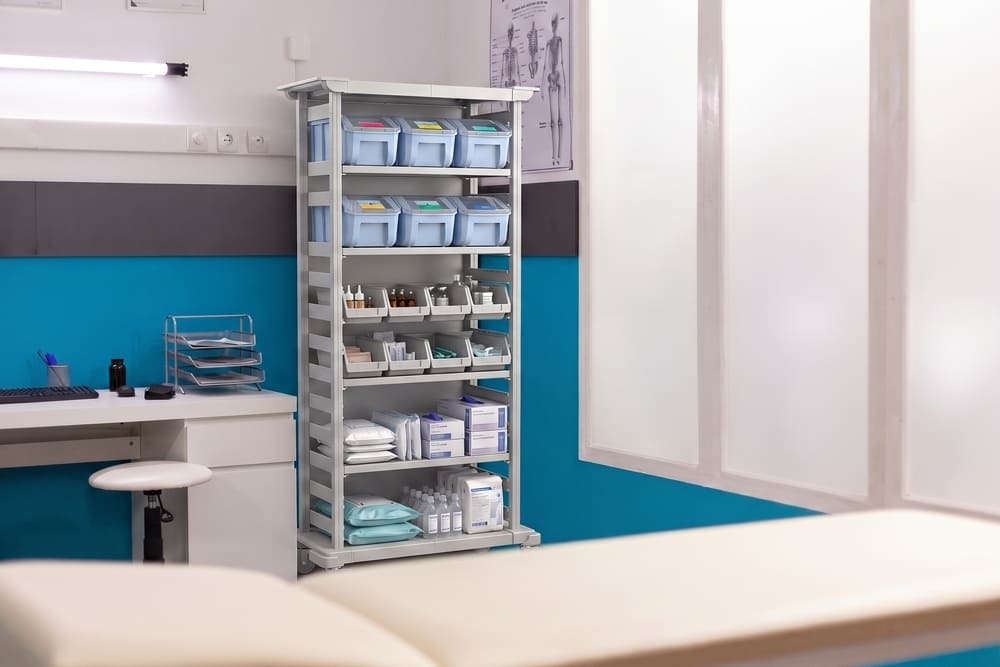 Estante hospitalar aberta ou fechada: qual escolher para cada setor