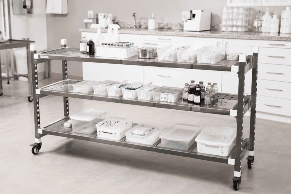 Estante hospitalar: tipos, materiais e onde usar no hospital